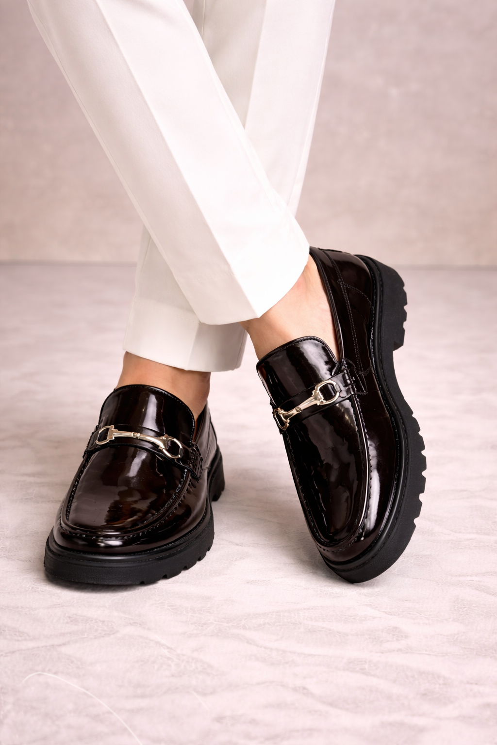 0032 Comfort Meets Fashion: The Latest Shoe Trends Revealed