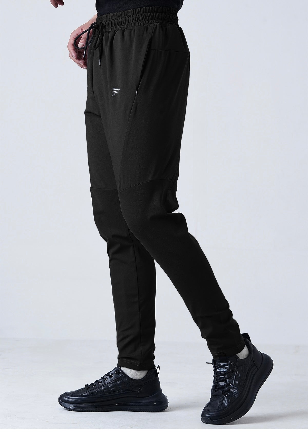 THE LINEN PLEATED TROUSER-BLACK