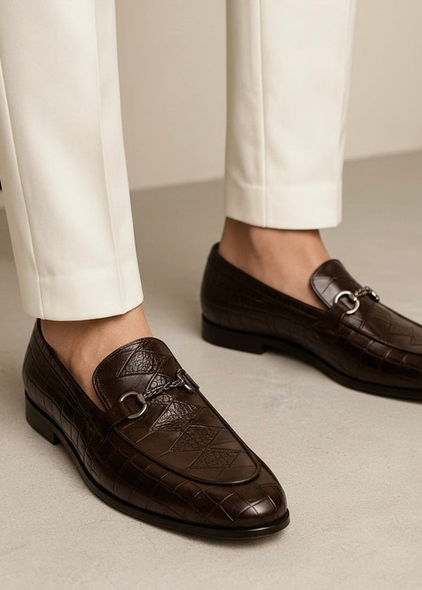 0035 Brown CRAFTED WITH REFINED STITCHING AND A POLISHED PREMIUM FINISH.